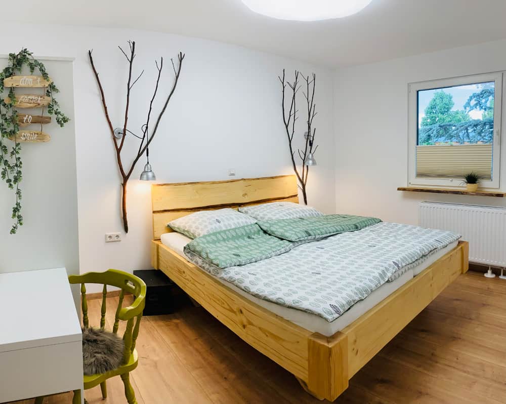 Naturholz Doppelbett im Schlafzimmer mit Natur Dekorationen