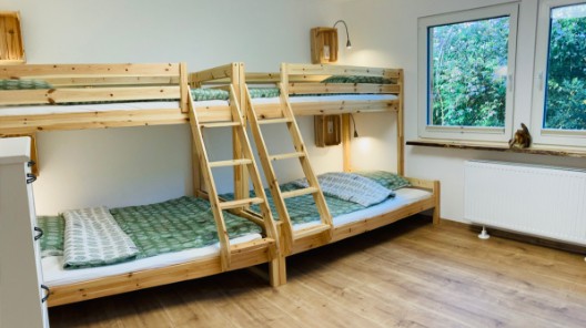 Geräumiges Kinderzimmer mit schönen Stockbetten aus Naturholz